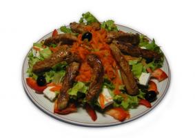 Bunter Salat mit Putenstreifen