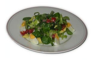 Feldsalat mit Ei und Avocado