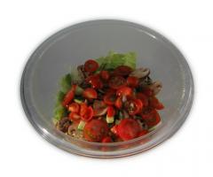 Salat mit Gurken und Champignons in einer Schüssel