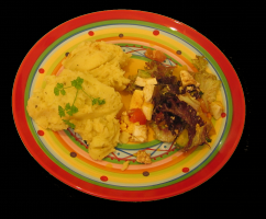 Eine Portion Karoffelsalat mit Garnitur
