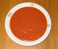 Ein Teller Tomatensuppe