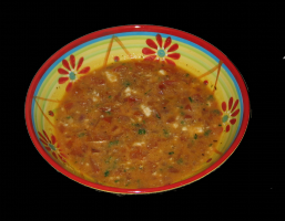 Eine Portion Tomatensuppe mit Amaranth