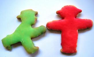 Zwei Ampelmännchen Plätzchen. Mit roten und grünem Zuckerguss.
