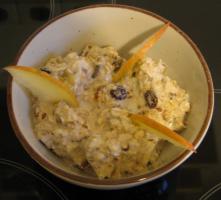 Apfel-Banane Müsli in einer Schüssel, garniert mit Apfelstücken