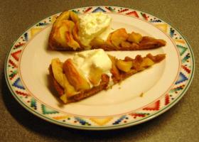 Zwei Stück Apfelkuchen mit Schlagsahne