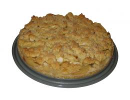 Apfelkuchen mit Streuseldecke auf rundem Blech