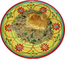 Buchweizen-Bärlauch mit Raclettekäse serviert auf einem bunten Teller