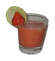 Ein Erdbeer Daiquiri verziert mit einer Erdbeere und einer Scheibe Limette