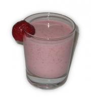 Ein Glas Erdbeermilch verziert mit einer Erdbeere