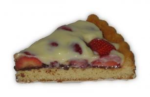 Ein Stück Erbeer-Schokoladen-Kuchen