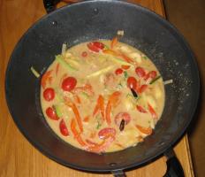 Gemüse mit Bananen und Erdnusssauce im Wok