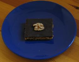 Ein Stück Gewürzlebkuchen mit Walnuss, auf blauem Teller