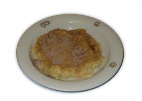 Ein Teller Grießbrei mit Zimt und Zucker