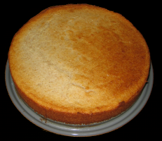 Ein Grießkuchen auf einem runden Blech