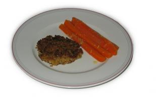 Ein Grünkernbratling mit Senfmöhren