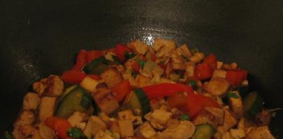 Knuspertofu mit Erdnüssen im Wok