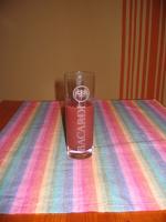 Ein Longdrinkglas La Bomba