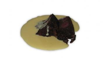 Zwei Stück vom Pudding angerichtet mit Vanillesauce