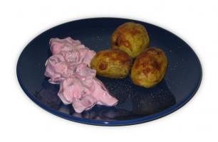 Drei Ofenkartoffeln mit rotem Schmand