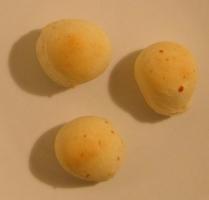 Drei brasilianische Käsebrötchen (Pao de Queijo)
