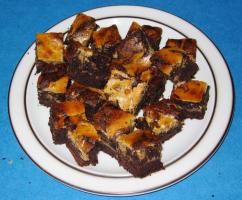 Ein Teller mit Erdnussbutterbrownies