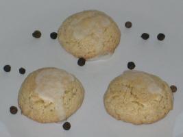 Drei Pfeffernüssen angerichtet mit Pfefferkörnern