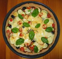 Ein Pizza mit Basilikum