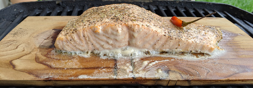 Schonend gegarter Lachs auf einem Zedernholzbrett