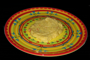 Polenta mit Parmesan und Tomaten auf einem Teller