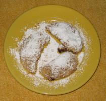 Drei Powidltaschen mit Puderzucker