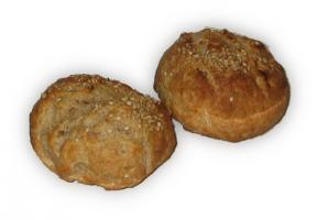 Zwei Quarkbrötchen mit Sesam