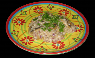 Eine Portion Risotto mit Pilzen, garniert mit Petersilie