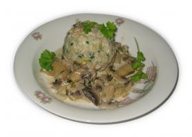 Rucola-Lauch-Semmelknödel mit Rahmsauce