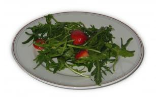 Eine Portion Rucola-Erdbeer-Chili-Salat