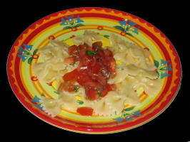 Eine Portion Schleifennudeln mit Tomaten-Tartar