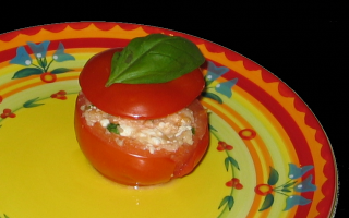 Eine Tomate mit Couscousfüllung