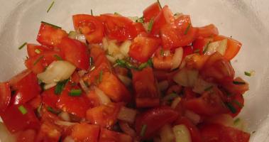 Tomatensalat mit Zwiebeln