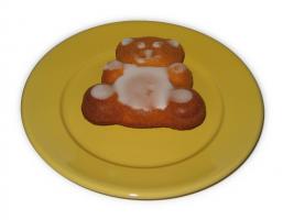 Zitronenbärchen mit Zuckerguss auf gelbem Teller